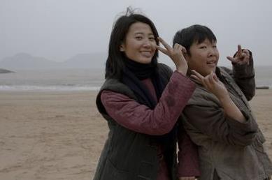 侯祥与妻子合照如隔辈:抱怨侯祥拍戏无子