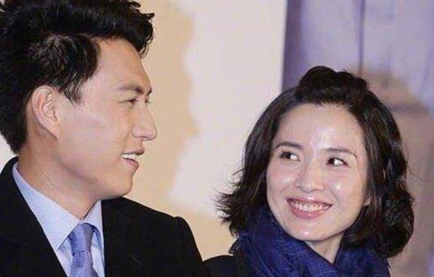 靳东的妻子是谁，靳东父母是做什么的