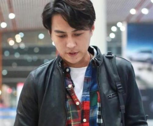 靳东的妻子是谁，靳东父母是做什么的