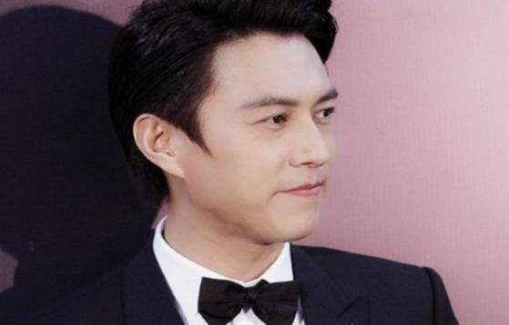 靳东的妻子是谁，靳东父母是做什么的