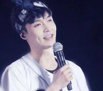 张艺兴是富二代吗，张艺兴是哪个组合