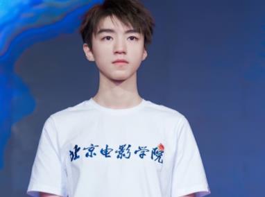 王俊凯的毕业答辩,王俊凯像是在ktv的我 王俊凯的毕业答辩,王俊凯像是在ktv的我