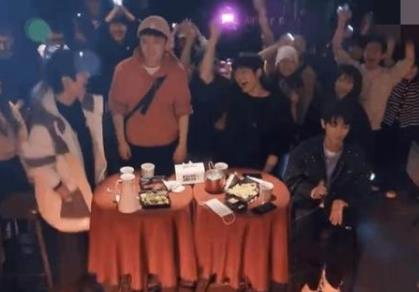 王俊凯的毕业答辩,王俊凯像是在ktv的我 王俊凯的毕业答辩,王俊凯像是在ktv的我