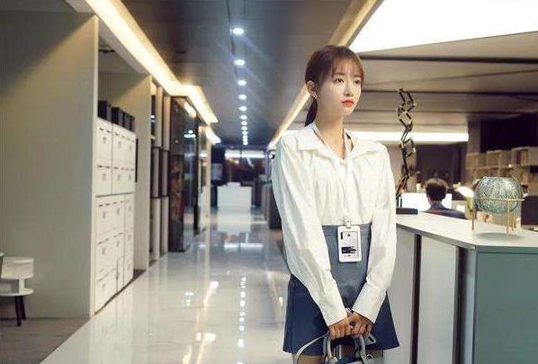 吴谨言为什么被央视点评,吴谨言因退货事件被停职