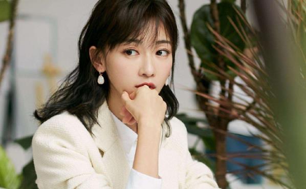 吴谨言为什么被央视点评,吴谨言因退货事件被停职