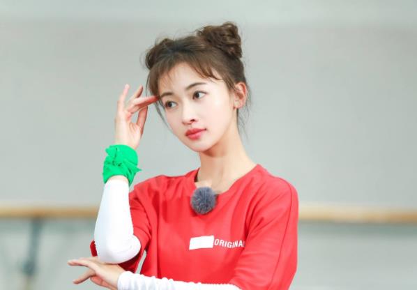 吴谨言为什么被央视点评,吴谨言因退货事件被停职