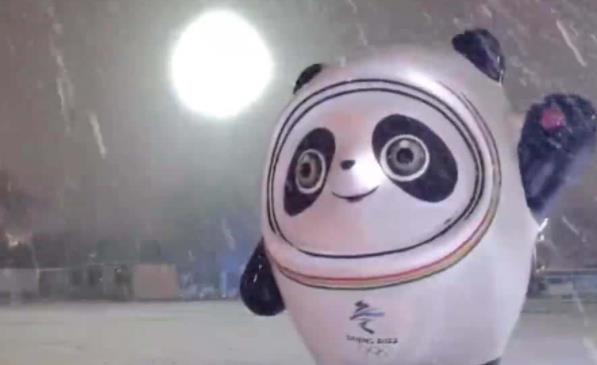 理发师给顾客剃冰墩墩头,冰墩墩雪容融设计者