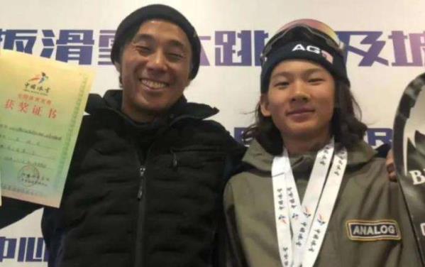 苏翊鸣和教练吃饭坐小孩那桌,苏翊鸣个人简介哪的人 苏翊鸣和教练吃饭坐小孩那桌,苏翊鸣个人简介哪的人