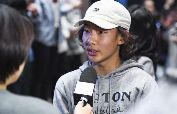 苏翊鸣和教练吃饭坐小孩那桌,苏翊鸣个人简介哪的人 苏翊鸣和教练吃饭坐小孩那桌,苏翊鸣个人简介哪的人