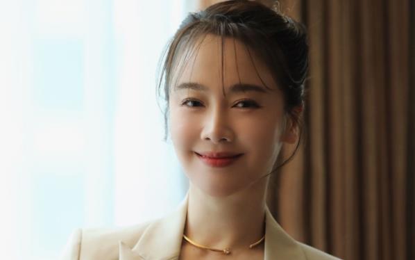 左小青和谁同居过,左小青是什么民族