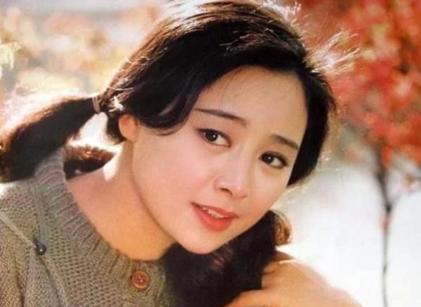 的演技和作品闻名于世,不过后来做为美国国籍的她遇见特别美好的爱情
