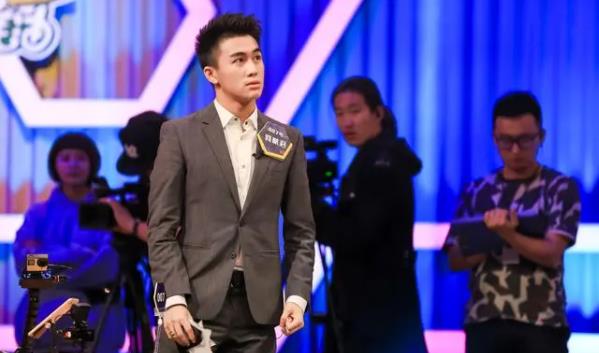 何猷君和老婆怎么认识的,何猷君多大年纪 何猷君和老婆怎么认识的,何猷君多大年纪