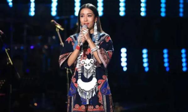 吉克隽逸家境如何,吉克隽逸出生自哪