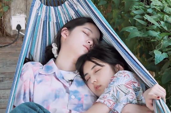 欧阳娜娜送张子枫定制吉他,欧阳娜娜和张子枫谁大 欧阳娜娜送张子枫定制吉他,欧阳娜娜和张子枫谁大