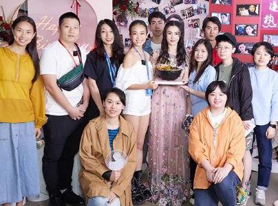 张柏芝生日收到螺蛳粉蛋糕，张柏芝第三个娃叫什么名字