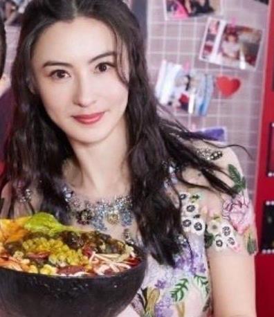 张柏芝生日收到螺蛳粉蛋糕，张柏芝第三个娃叫什么名字