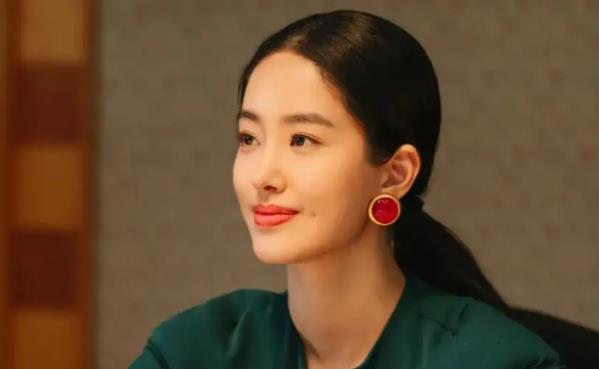 杨采钰现在的丈夫到底是谁,杨采钰老公可能比她大几岁