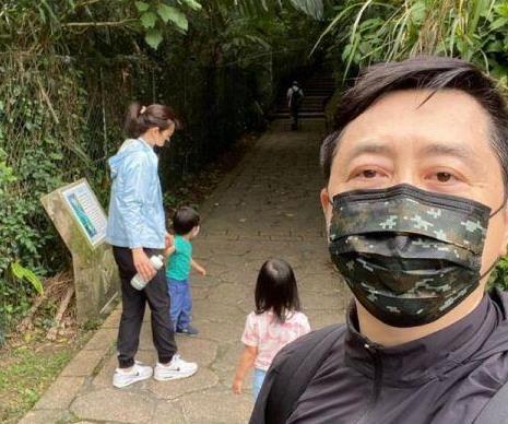 庾澄庆突然首晒一家四口合照,庾澄庆是哪里人 庾澄庆突然首晒一家四口合照,庾澄庆是哪里人