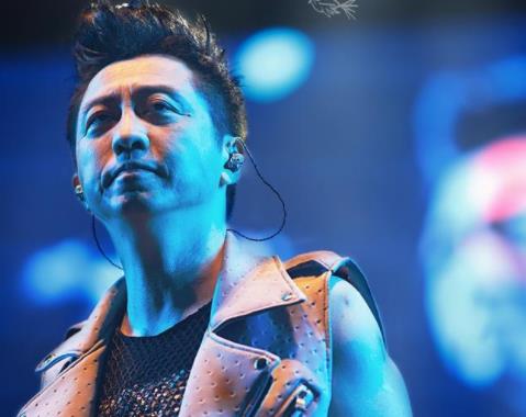 庾澄庆突然首晒一家四口合照,庾澄庆是哪里人 庾澄庆突然首晒一家四口合照,庾澄庆是哪里人