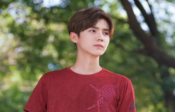 鹿晗的老婆到底叫啥,鹿晗可能是哪一年出生 鹿晗的老婆到底叫啥,鹿晗可能是哪一年出生