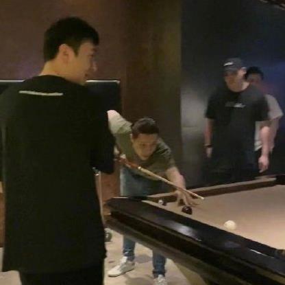 偶遇张艺兴王思聪打台球，张艺兴真实到底有多高    