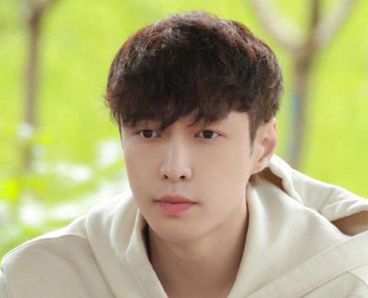 偶遇张艺兴王思聪打台球，张艺兴真实到底有多高    