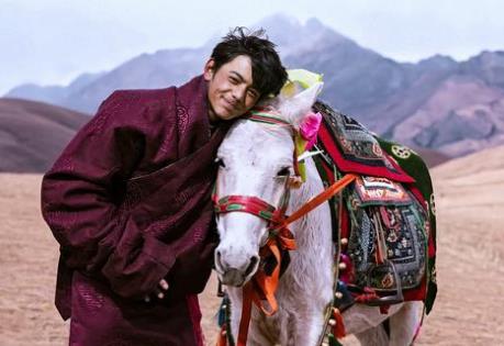 丁真的小马珍珠跑第一了,丁真是什么民族 丁真的小马珍珠跑第一了,丁真是什么民族