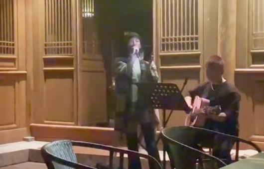 张嘉倪唱小幸运为买超庆生，买超和张嘉倪领证了吗