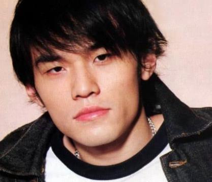 侯佩岑周杰伦交往几年，周杰伦出道时多少岁