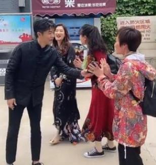 凤凰传奇曾毅又没被认出来,凤凰传奇解散了吗 凤凰传奇曾毅又没被认出来,凤凰传奇解散了吗