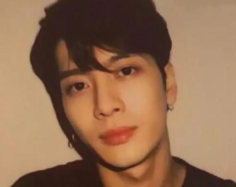 王嘉尔合照问女生要不要开美颜,王嘉尔到底是哪里人 王嘉尔合照问女生要不要开美颜,王嘉尔到底是哪里人