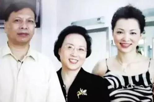 董卿父亲怎么了,董卿有孩吗 董卿父亲怎么了,董卿有孩吗