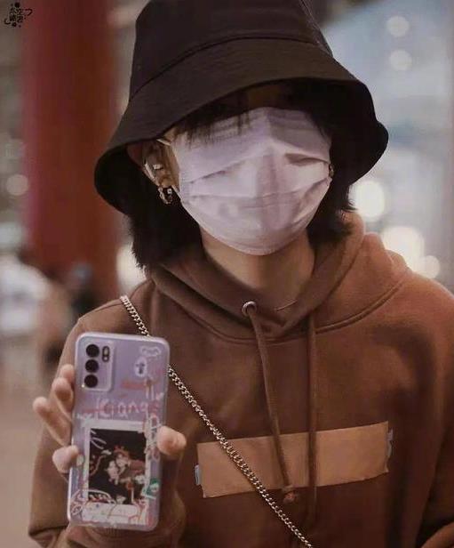 张子枫手机壳放着与欧阳娜娜的合照,欧阳娜娜在向往的生活里唱的歌叫什么名字 张子枫手机壳放着与欧阳娜娜的合照,欧阳娜娜在向往的生活里唱的歌叫什么名字