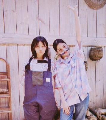 张子枫手机壳放着与欧阳娜娜的合照,欧阳娜娜在向往的生活里唱的歌叫什么名字 张子枫手机壳放着与欧阳娜娜的合照,欧阳娜娜在向往的生活里唱的歌叫什么名字