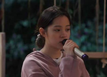 张子枫手机壳放着与欧阳娜娜的合照,欧阳娜娜在向往的生活里唱的歌叫什么名字 张子枫手机壳放着与欧阳娜娜的合照,欧阳娜娜在向往的生活里唱的歌叫什么名字