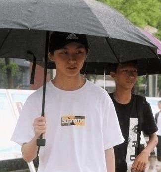 马嘉祺让助理去劝架，马嘉祺高考状态