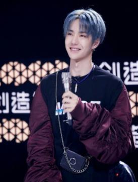 王一博梦幻风蓝白挑染造型，王一博理想照耀中国第几集