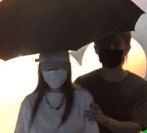 周扬青回应与男子撑伞相依，周扬青身高有多少