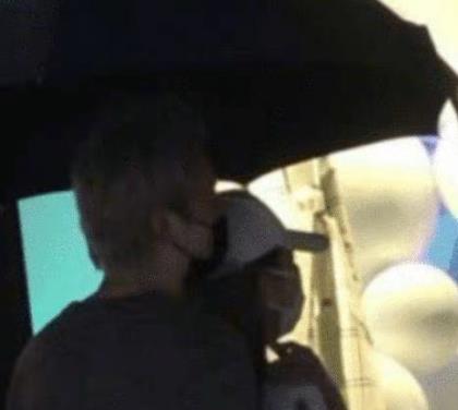 周扬青回应与男子撑伞相依，周扬青身高有多少