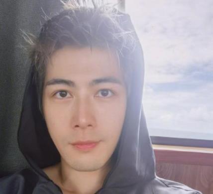 陈学冬被水母蜇成筛子，陈学冬演的电影扮演警察叫什么名字