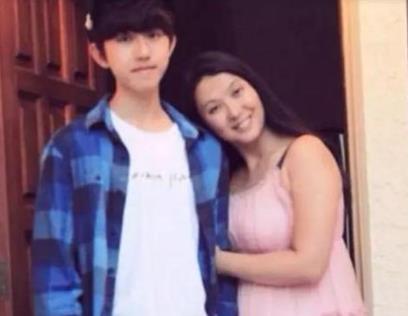 蔡徐坤家境如何，成龙和蔡徐坤合作的电影