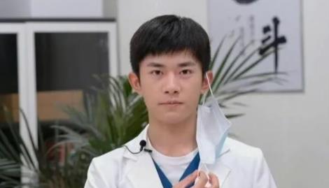 易烊千玺首演医生角色，易烊千玺在长安十二时辰中饰演的谁