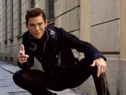 向佐展示出好刚,吴京和向佐共同的电影叫什么 向佐展示出好刚,吴京和向佐共同的电影叫什么