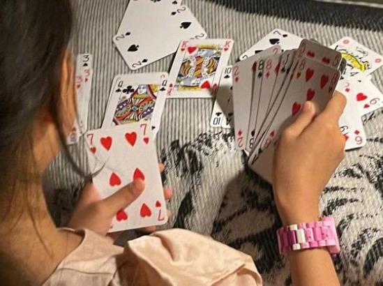 邓超女儿睡前要求打扑克，邓超女儿国电影叫什么名字