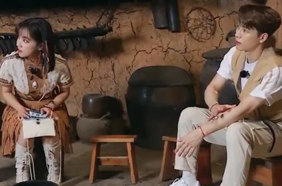 王嘉尔拿包给宋雨琦挡腿,宋雨琦是什么组合 王嘉尔拿包给宋雨琦挡腿,宋雨琦是什么组合