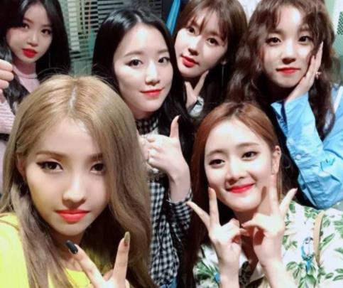 王嘉尔拿包给宋雨琦挡腿,宋雨琦是什么组合 王嘉尔拿包给宋雨琦挡腿,宋雨琦是什么组合