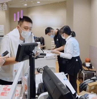 黄景瑜抢买单输错两次密码，黄景瑜王牌部队饰演谁