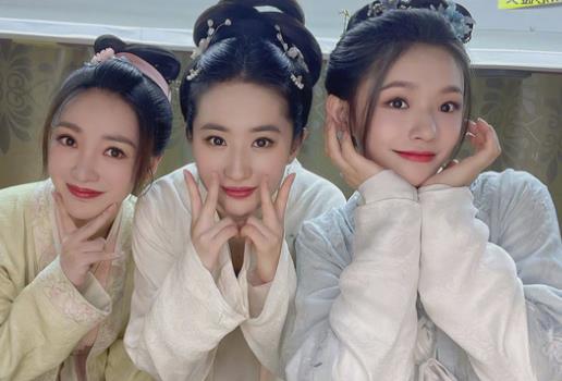 刘亦菲林允柳岩新剧杀青合曝出,刘亦菲演的虞姬电影叫什么 刘亦菲林允柳岩新剧杀青合曝出,刘亦菲演的虞姬电影叫什么