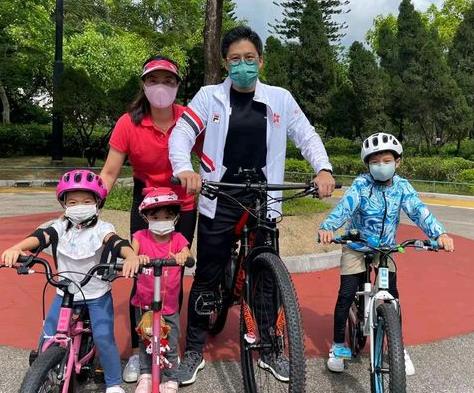 郭晶晶给霍启刚庆生表恩爱，郭晶晶哪年退役