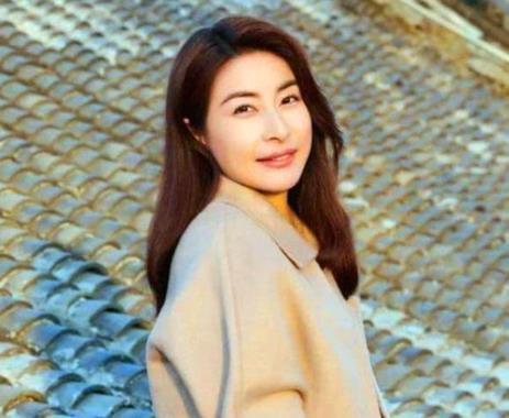 郭晶晶给霍启刚庆生表恩爱，郭晶晶哪年退役